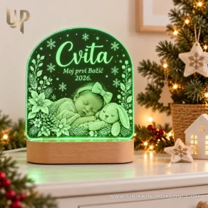 LED lampa Moj prvi Božić - personalizirani poklon za bebu - Unikatni pokloni Zelena LED lampa Moj prvi Božić na komodi u dječjoj sobi