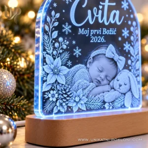 LED lampa Moj prvi Božić - personalizirani poklon za bebu - Unikatni pokloni Bočni detalj plavo osvijetljene gravure bebe s imenom Cvita