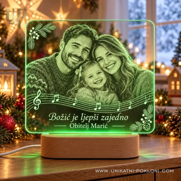 Zelena LED lampa s obiteljskom fotografijom Marić i porukom Božić je ljepši zajedno