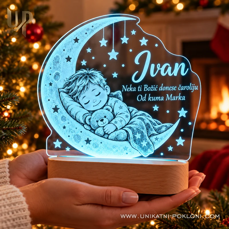 LED lampa dijete na mjesecu - ime i posveta - Unikatni pokloni Plava personalizirana lampa Ivan s dječakom na mjesecu i posvetom kume, prikazana u rukama.