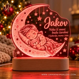 Crvena LED lampa s dječakom na mjesecu, imenom Jakov i posvetom u božićnom ambijentu.