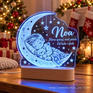 LED lampa dijete na mjesecu - ime i posveta - Unikatni pokloni Plava LED lampa Noa s uspavanim dječakom na mjesecu i posvetom bake i djeda.