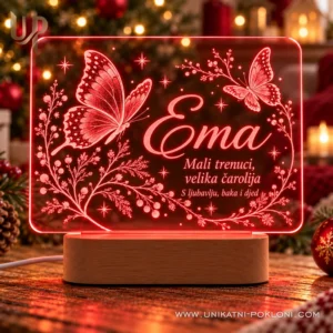 Crveno osvijetljena LED lampa s leptirima, imenom Ema i posvetom bake i djeda.
