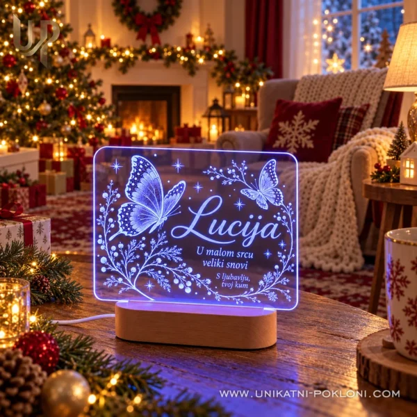 Personalizirana LED lampa s leptirima - ime i posveta - Unikatni pokloni Plava LED lampa s leptirima, imenom Lucija i posvetom kuma u božićnom dnevnom boravku.